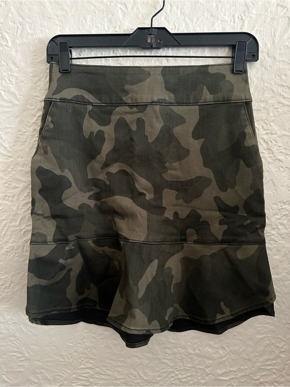 White House Black Market Green Camouflage Tulip Ruffle Hem Mini Skirt 00 NWT